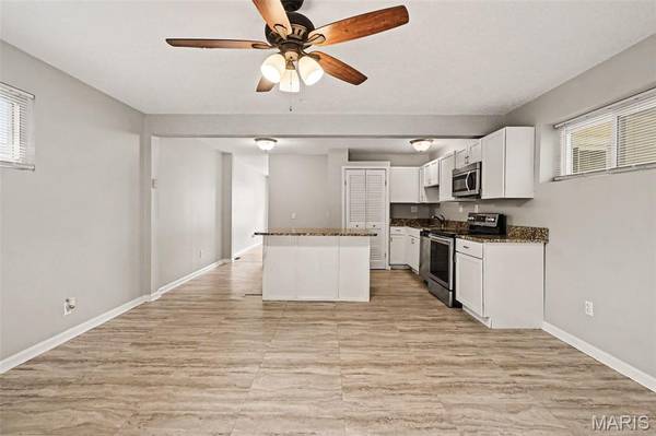 1555 Ville Gloria LN, Hazelwood, MO 63042
