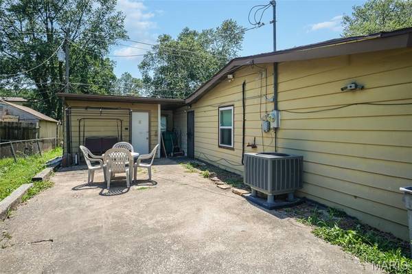 1302 Saint Raphael ST, East St Louis, IL 62206