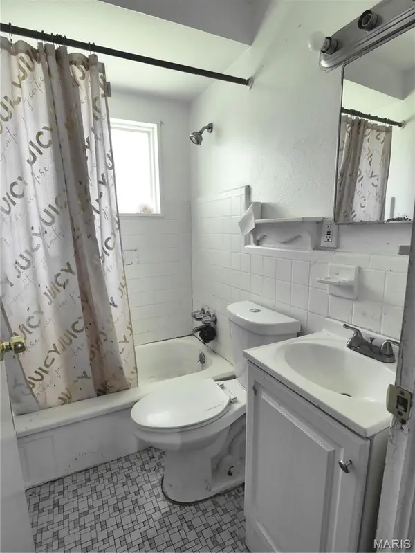 10113 Crown Point DR, St Louis, MO 63136