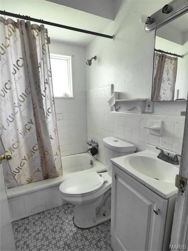 10113 Crown Point DR, St Louis, MO 63136
