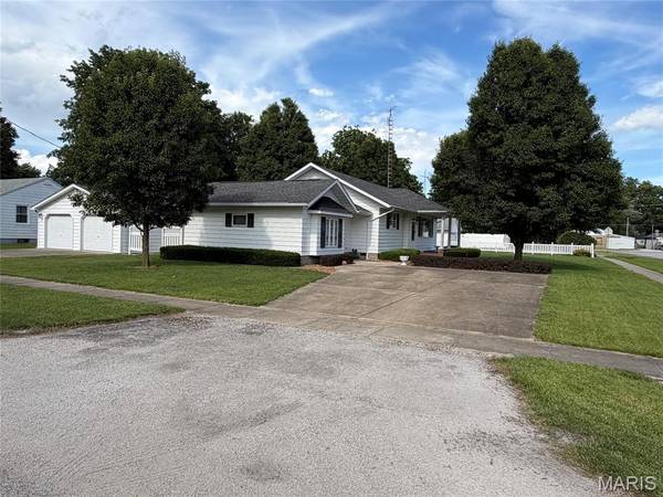 120 Madison ST, Nokomis, IL 62075
