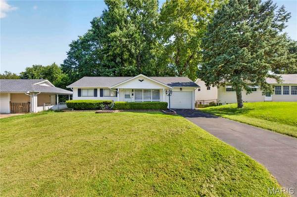 8341 Buddie DR, Hazelwood, MO 63042