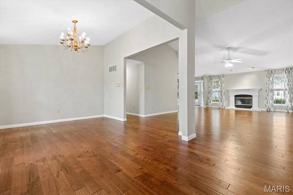 8010 Knights Crossing DR, O'fallon, MO 63368