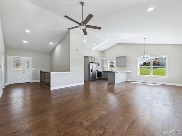 126 Woodland Hills CT, Alton, IL 62002