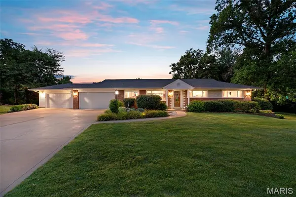 11872 Doverhill CT, Sunset Hills, MO 63128