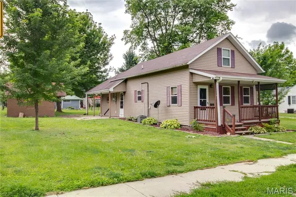 821 Locust ST, Carrollton, IL 62016