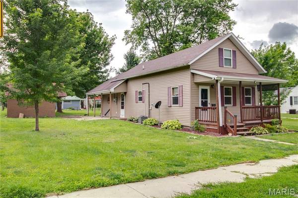 821 Locust ST, Carrollton, IL 62016