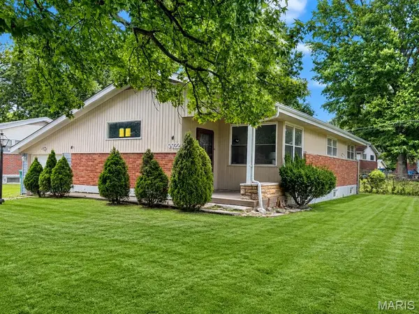9922 Lanier DR, Moline Acres, MO 63136