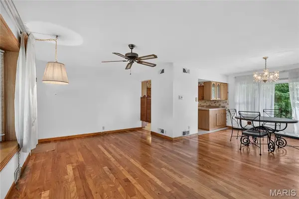 7 Wayne ST, St Charles, MO 63301