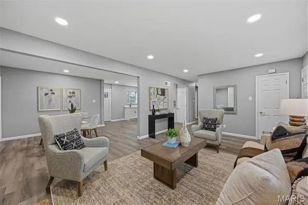 8605 Mayflower CT, University City, MO 63132