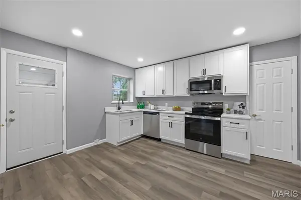 8605 Mayflower CT, University City, MO 63132