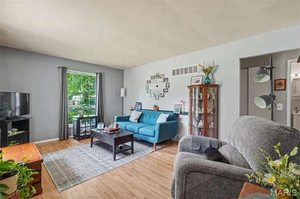160 Humes LN, Florissant, MO 63031