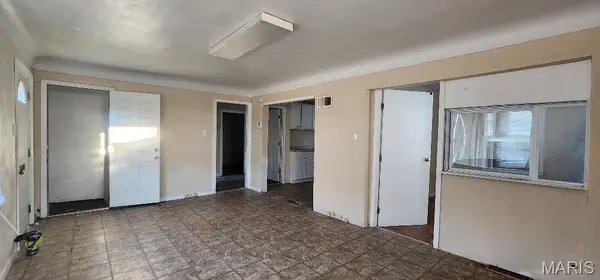 2350 Chambers RD, St Louis, MO 63136