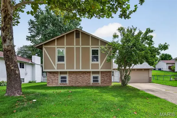 1719 Foxglove DR, St Charles, MO 63303