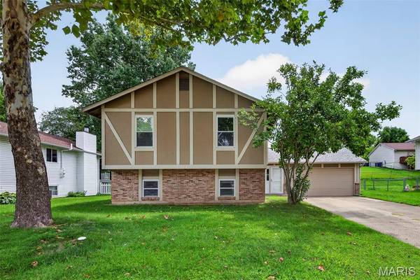 1719 Foxglove DR, St Charles, MO 63303