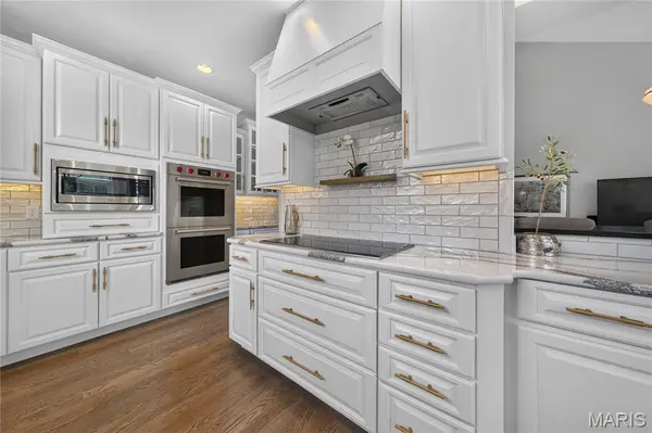 568 Upper Conway CIR, Chesterfield, MO 63017