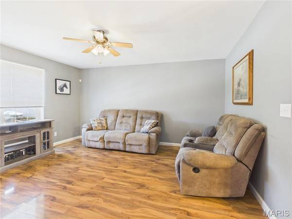 121 Penny LN, Farmington, MO 63640