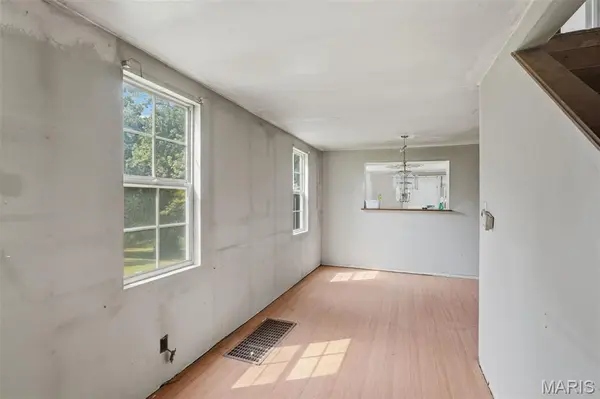 1533 Hilltop LN, St Louis, MO 63138