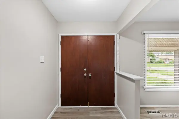 2193 Farnham LN, Florissant, MO 63033