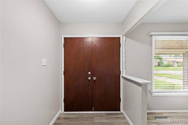2193 Farnham LN, Florissant, MO 63033