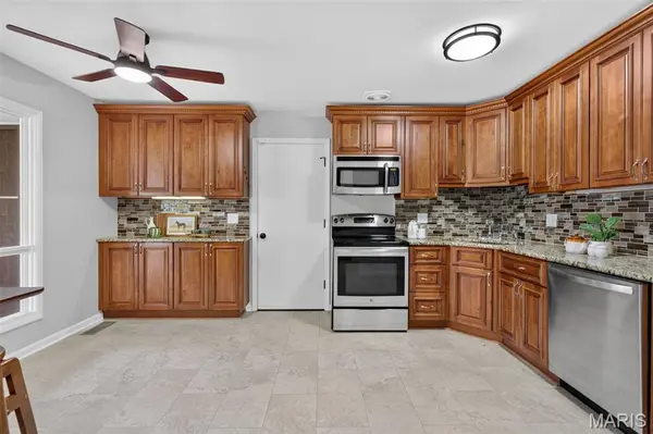 7323 Cartwheel LN, Hazelwood, MO 63042