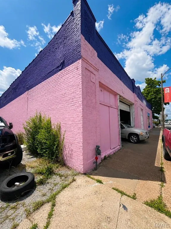 4570 Manchester AVE, St Louis, MO 63110