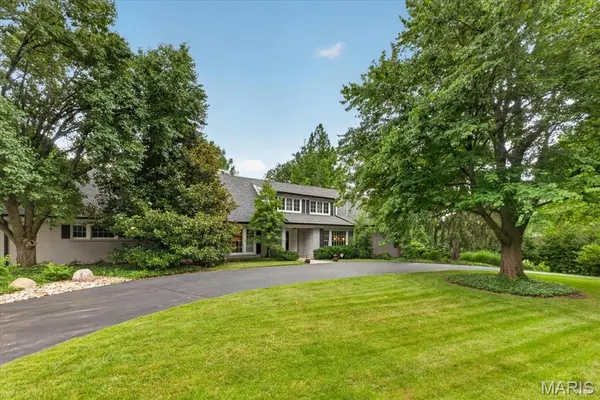 18 S McKnight RD, St Louis, MO 63124