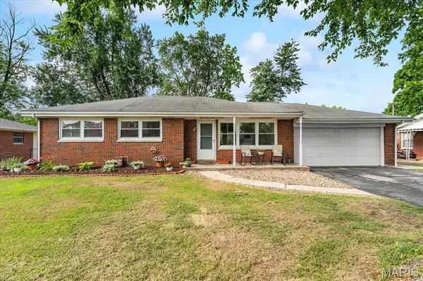 108 DORCHESTER DR, Belleville, IL 62223