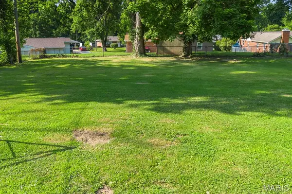 108 DORCHESTER DR, Belleville, IL 62223