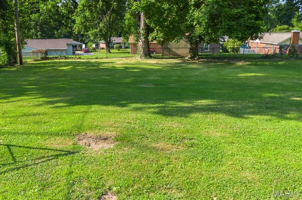 108 DORCHESTER DR, Belleville, IL 62223