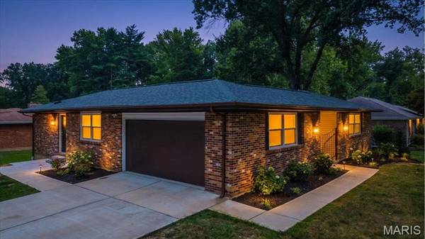 1040 Bridgeport DR, Ellisville, MO 63011