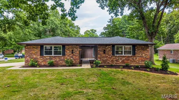 1040 Bridgeport DR, Ellisville, MO 63011