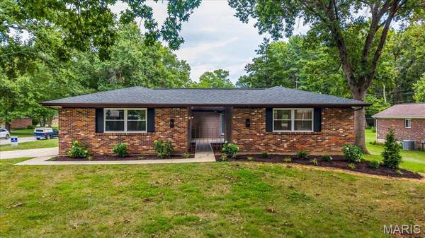 1040 Bridgeport DR, Ellisville, MO 63011