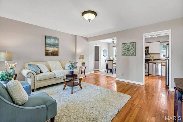 1064 Barry CT, Kirkwood, MO 63122