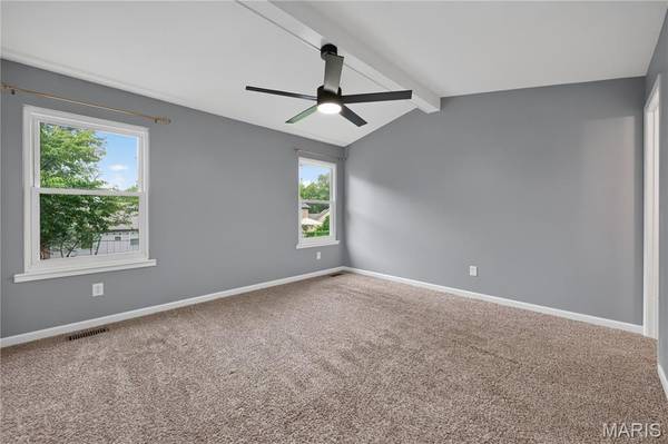 3036 Country Knoll DR, St Charles, MO 63303