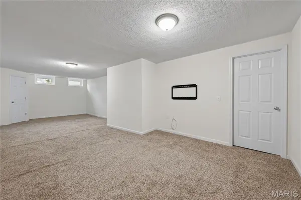 3036 Country Knoll DR, St Charles, MO 63303