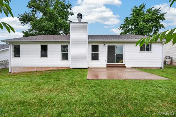 3036 Country Knoll DR, St Charles, MO 63303