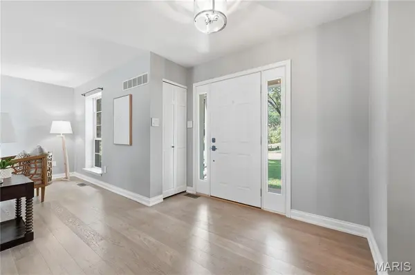303 Fox Briar LN, Ballwin, MO 63021