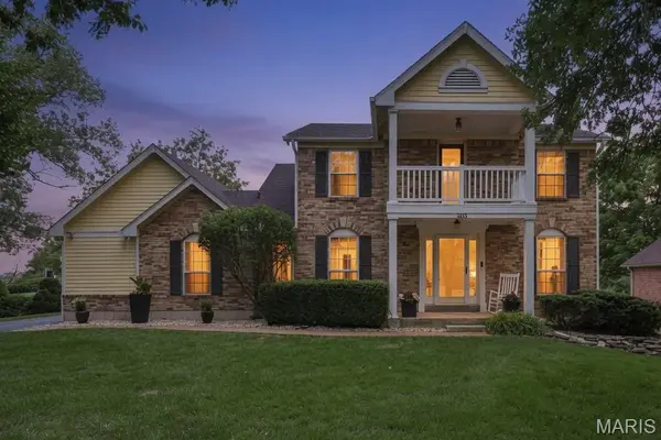 303 Fox Briar LN, Ballwin, MO 63021
