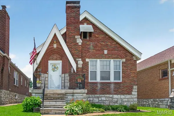 5622 Pernod AVE, St Louis, MO 63139