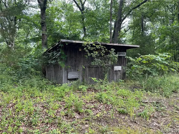 000 HWY E, Steelville, MO 65565