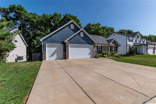 1823 Iron Mountain Dr DR, Festus, MO 63028