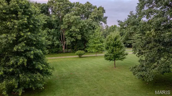 1208 Bethany LN, Godfrey, IL 62035