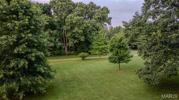 1208 Bethany LN, Godfrey, IL 62035