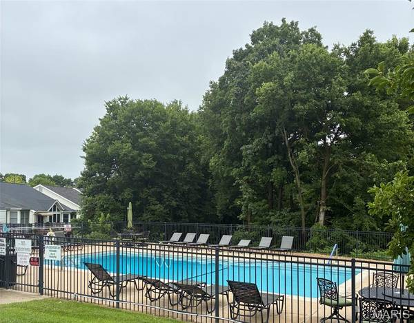 410 Benton DR #L, St Peters, MO 63376