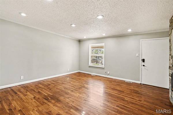 2535 Black Pine CT, Florissant, MO 63031
