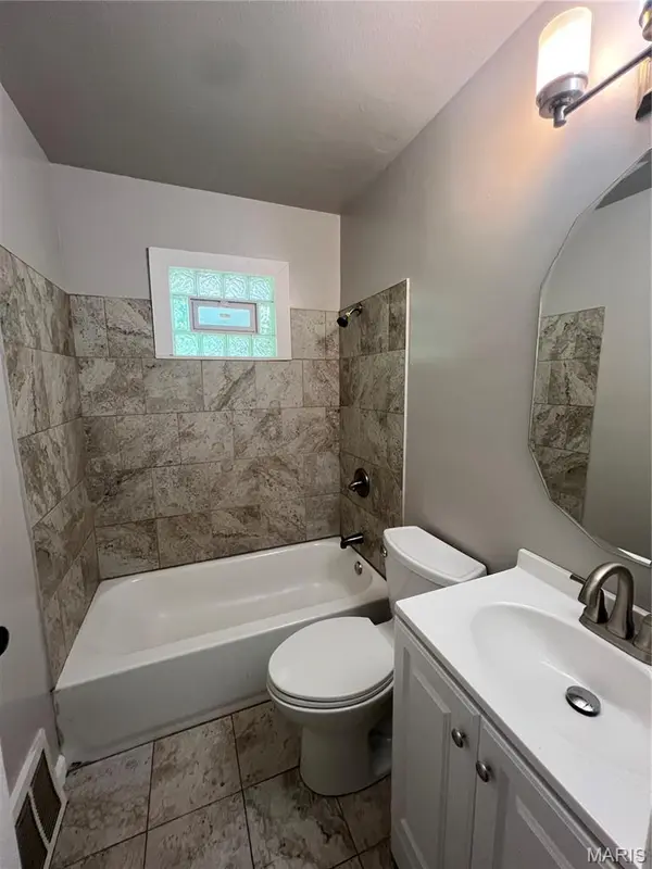 127 Ben Nevis RD, Unincorporated, MO 63137