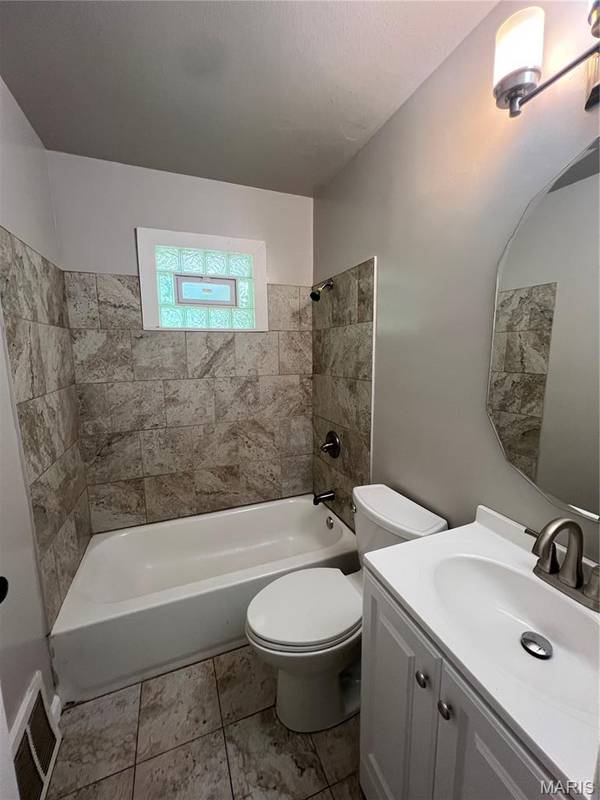 127 Ben Nevis RD, Unincorporated, MO 63137