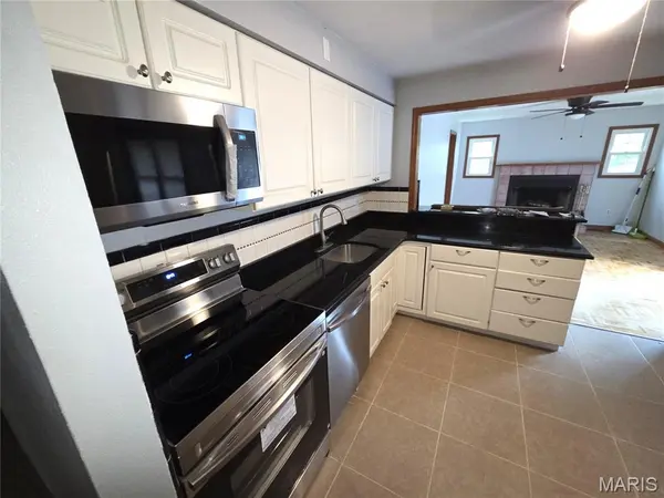 10054 Hedge DR, Bellefontaine Nghbrs, MO 63137