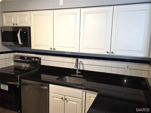 10054 Hedge DR, Bellefontaine Nghbrs, MO 63137